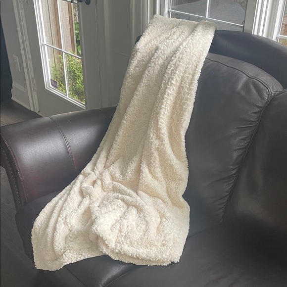 Arhaus flambth 60 x 70 Luxurious Cream Sherpa Throw Blanket - Picture 1 of 4